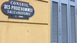 Panneau du Conseil des Prud'hommes à Chambéry, salle d'audience.